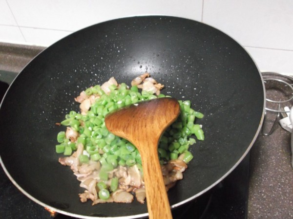 Stir-fried Pork with Carob and Olive Vegetables recipe