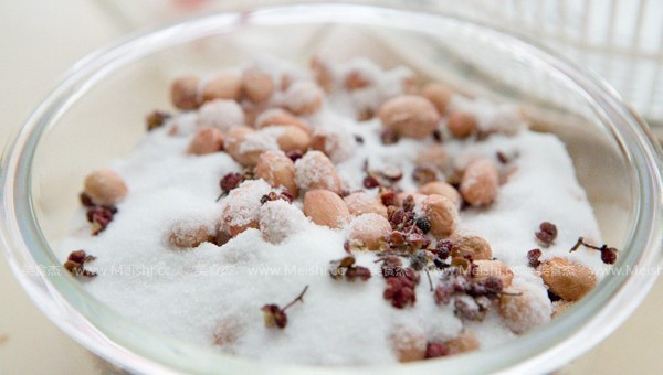 Salt-baked Pepper Fragrant Peanuts recipe