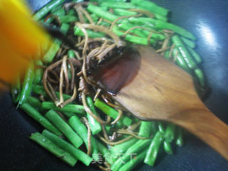 Stir-fried Plum Beans with Tea Tree Mushroom recipe