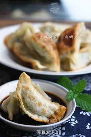 Fried Dumplings with Fresh and Tender Sea Oysters recipe