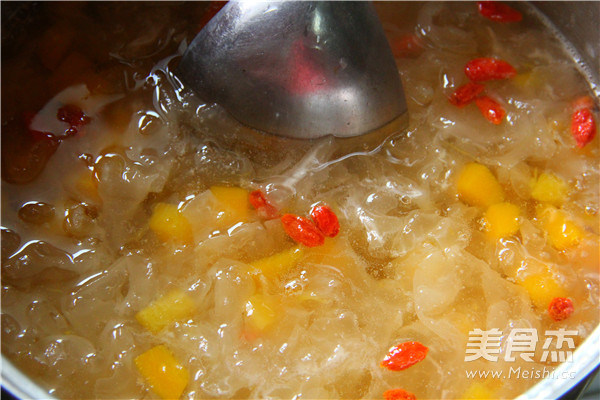 Golden Fruit and Tremella Sweet Soup recipe