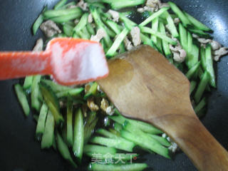 Stir-fried Cucumber with Shredded Pork recipe