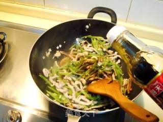 Assorted Fried Noodles with Shredded Pork recipe