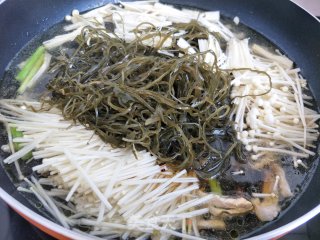 Seaweed Meat and Mushroom Soup recipe