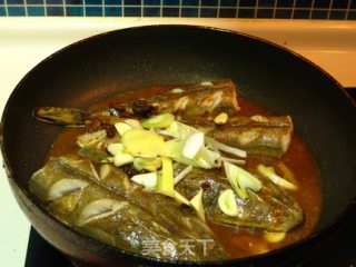 Braised Braided Fish in Sauce recipe