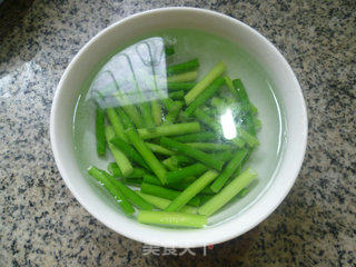 Stir-fried Pork Ears with Garlic Stalks recipe