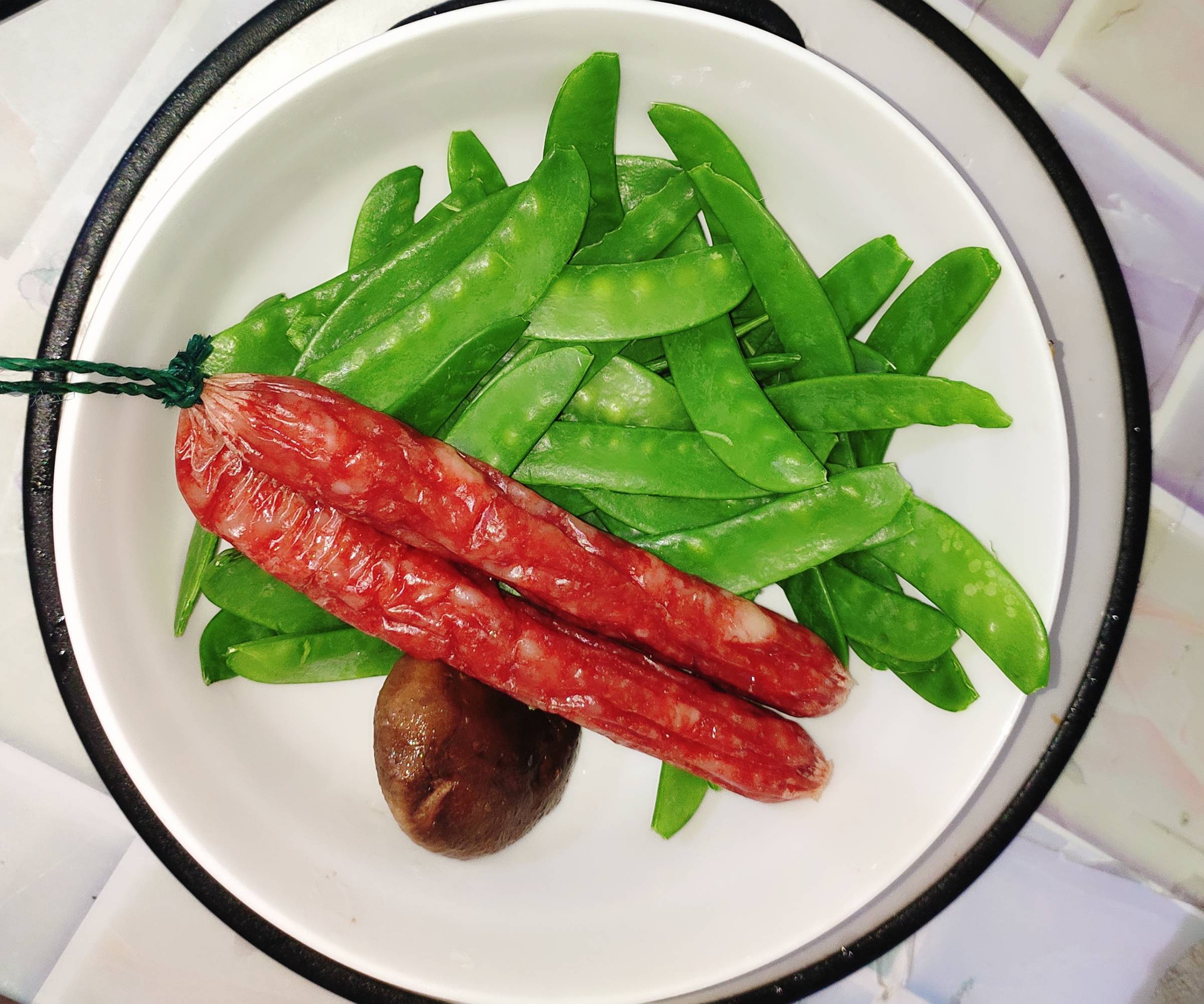 Stir-fried Snow Peas with Light and Non-greasy Sausages recipe