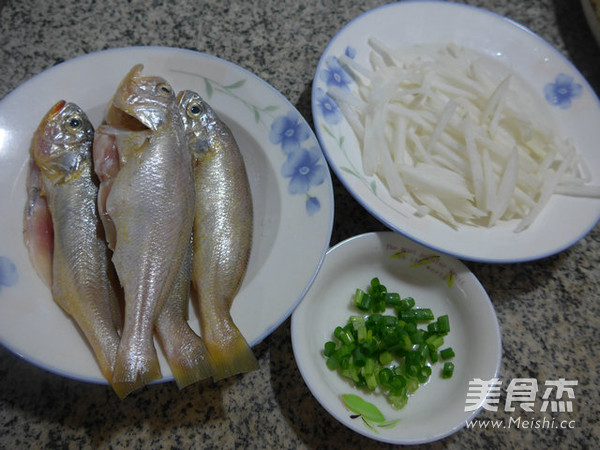 Yellow Croaker Soup with Shredded Radish recipe