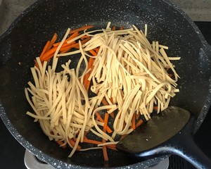 Stir-fried Tofu Skin (thousand Sheets) recipe