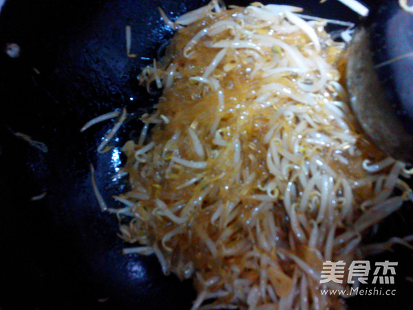 Stir-fried Crystal Vermicelli with Mung Bean Sprouts recipe