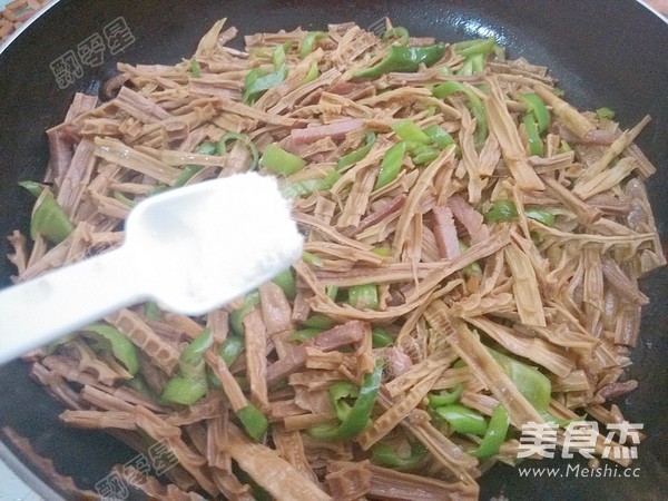 Stir-fried Dried Bamboo Shoots with Green Pepper and Bacon recipe