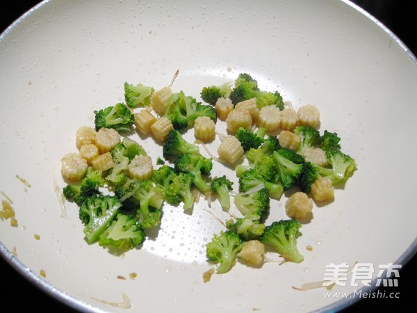 Scallop Meat and Shrimp Stir-fried Seasonal Vegetables recipe