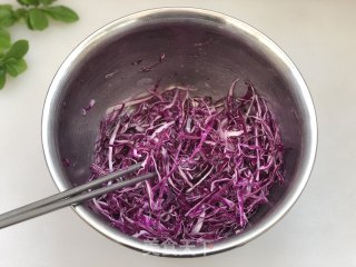 Camellia Oil Mixed with Purple Cabbage recipe