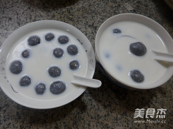 Milk Black Sesame Paste Glutinous Rice Balls recipe