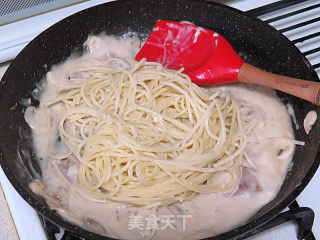 Mozzarella Cheese [spaghetti with Bacon, Mushroom and White Sauce] recipe