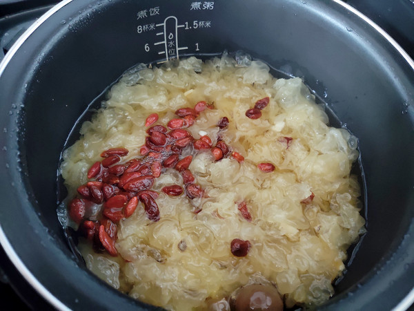 Fresh Tremella Lily Soup recipe