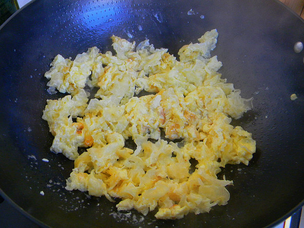 White Fungus Scrambled Eggs recipe