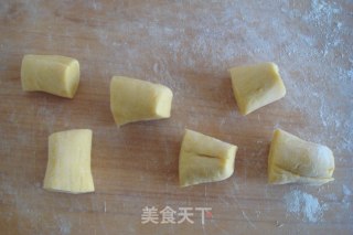 Snowy Mooncake with Lotus Seed Paste and Egg Yolk recipe