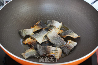 Stir-fried Dried Preserved Fish with Colored Pepper recipe