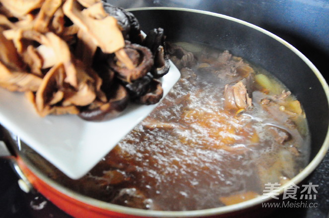 Stir-fried Pigeon with Mushrooms and Dried Bamboo Shoots recipe