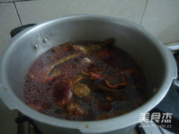 Red Mushroom Pork Bone Soup recipe