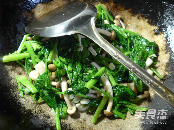 Stir-fried Water Spinach with Crab Mushrooms recipe