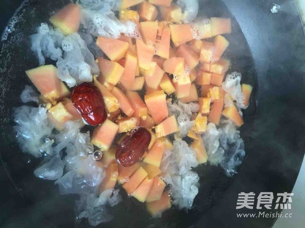 Green Papaya, Tremella, Red Dates and Milk Soup recipe