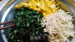 Hot Noodles Steamed Bun with Leek and Vegetable Stuffing recipe