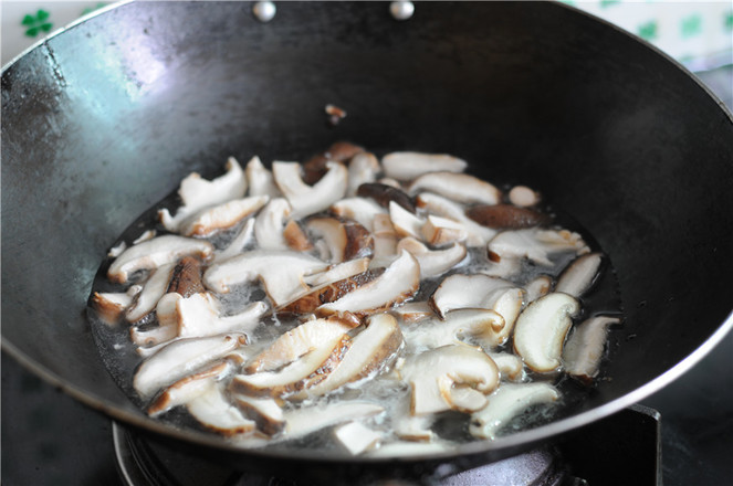 Stir-fried Pork with Double Pepper and Mushroom recipe