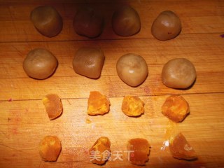 Snowy Mooncake with Lotus Seed Paste and Egg Yolk recipe