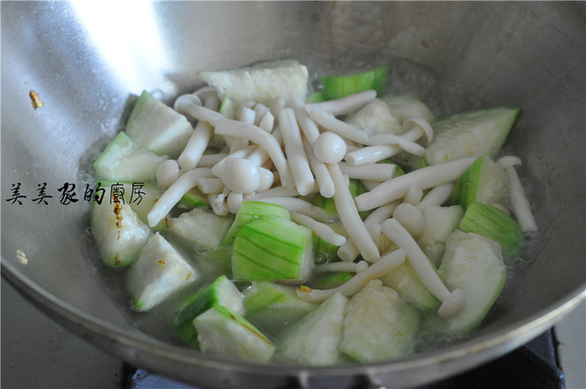 Mushroom and Loofah Egg Soup recipe