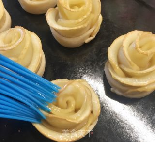 Cooking Food Brings Happiness to Children-making Apple Roses recipe