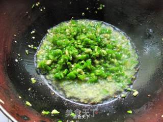 Stir-fried Convolvulus Stems with Green Peppers recipe