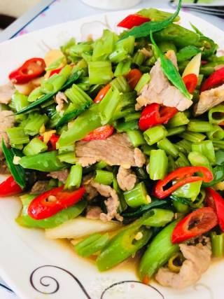 Stir-fried Pork with Water Spinach recipe