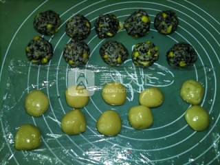 #新良第一节婚纱大赛# Cantonese-style Corn Black Sesame Moon Cakes recipe