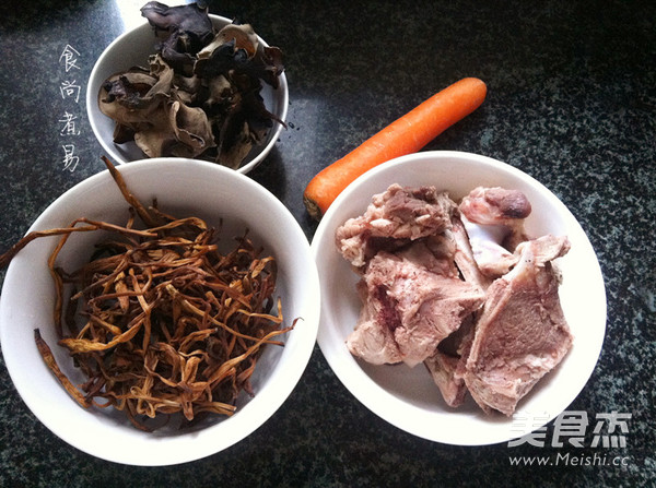 Daylily and Fungus Salty Bone Soup recipe