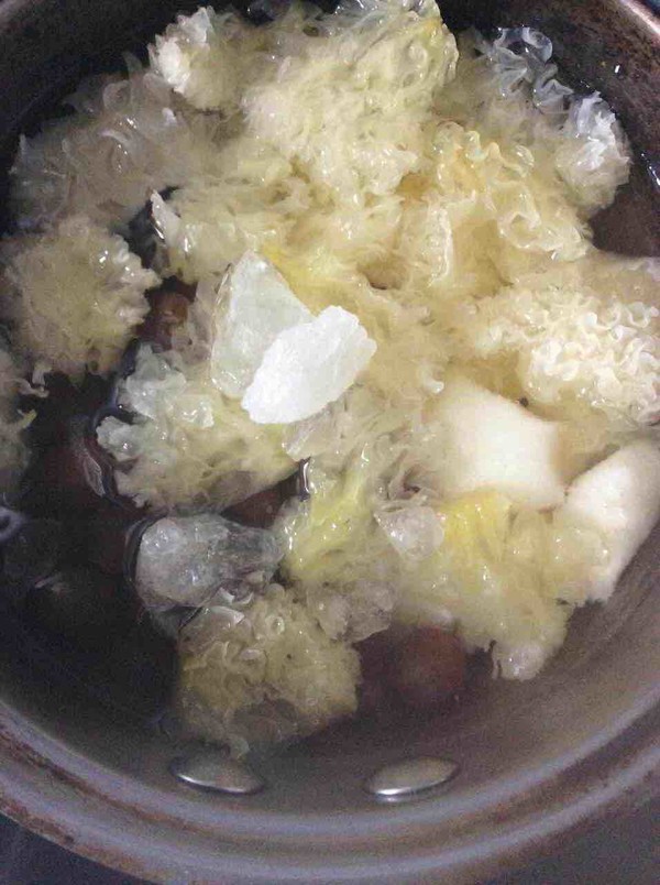 White Fungus, Grape and White Pear Soup recipe
