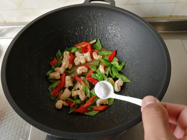 Stir-fried Shrimp with Green Red Pepper in Oyster Sauce recipe