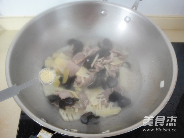 Stir-fried Pork with Black Fungus and Bamboo Shoots recipe