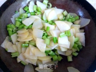 Stir-fried Pork with Celery and Potatoes recipe