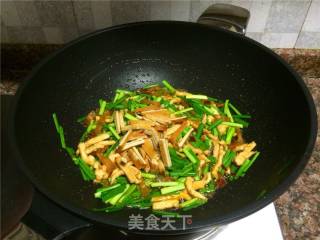 Stir-fried Chicken with Leek and Dried Beans recipe