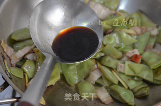 Stir-fried Eyebrow Peas with Pork Belly, A Strong Home Taste recipe