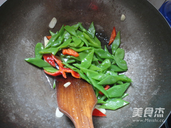 Stir-fried Kidney Beans with Red Pepper recipe