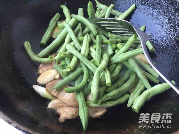 Braised Noodles with Quick Beans recipe