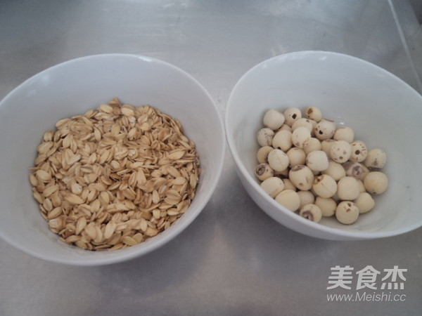 Oats, Red Dates and Lotus Seed Soup recipe