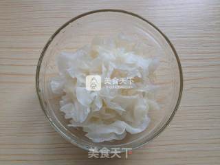 Saponaria, Tremella and Lotus Seed Soup recipe