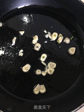 Stir-fried Garlic Sprouts with Cabbage and Black Fungus recipe