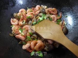 Fried Sea Prawns with Snail recipe