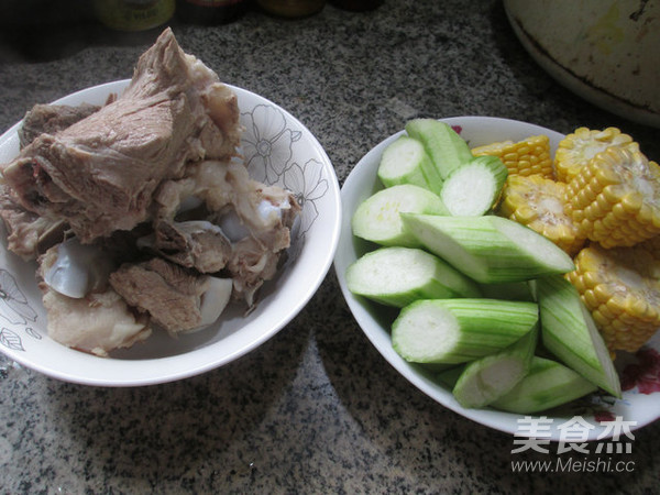 Loofah and Corn Tube Bone Soup recipe