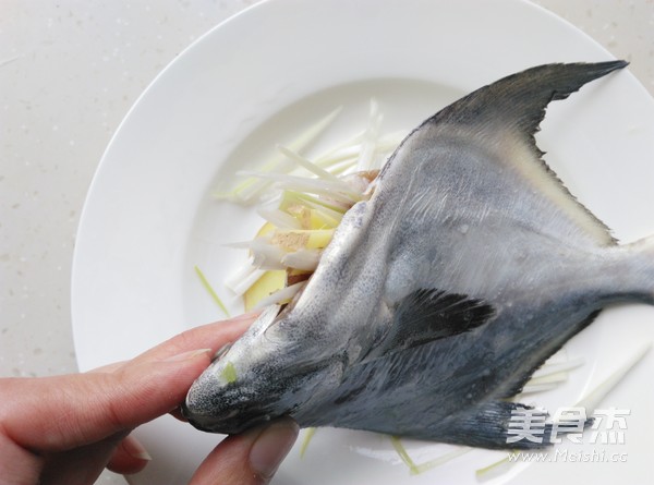 Steamed Pomfret with Chopped Pepper and Mustard recipe